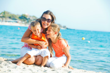 Fototapeta na wymiar Zdjęcie szczęśliwej rodziny na plaży