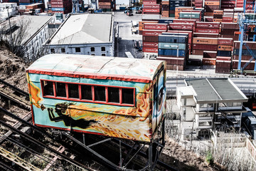 Vista con Funicular de Valparaiso, Chile