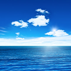 Naklejka na ściany i meble Błękitne morze i niebo ze słońcem