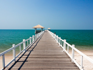 Fototapeta premium drewniany most na plażę w słoneczny dzień