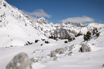 Fototapeta na wymiar Alpy Julijskie w Moonlight świeżym śniegiem