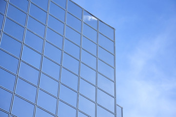Fototapeta na wymiar budynek niebieski bussiness fasada odzwierciedla niebo - DSC0183
