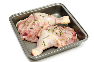 Fresche cosce di pollo in teglia