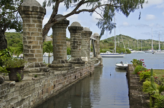Antigua, Nelson´s Dockyard, alter Hafen, Säulen.