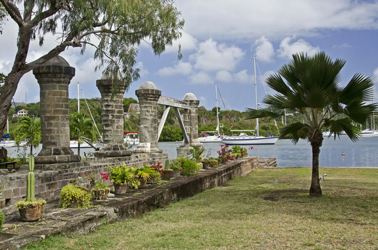 Antigua, Nelson´s Dockyard, alter Hafen, Säulen.