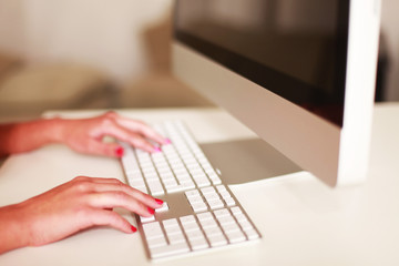 Hand und Maus an Tastatur