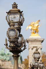 Fototapeta na wymiar alte Straßenlampe auf einer Pariser Brücke