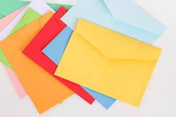 黄色の封筒とカラフルな封筒