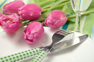 setting the table on holiday with flowers
