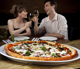 casal na pizzaria