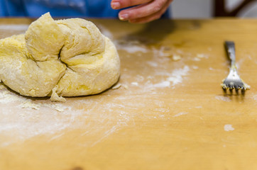Lavorazione pasta uovo e farina