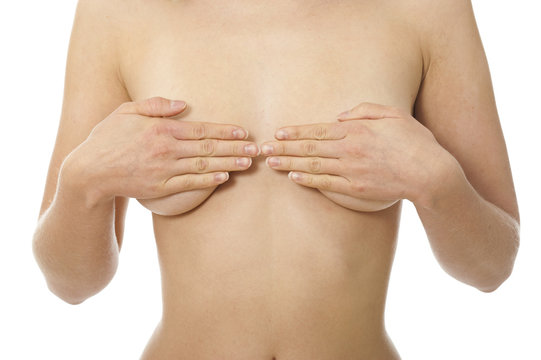 Frau bedeckt Brust mit ihren Händen