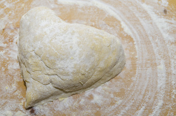 Pasta all'uovo mpasto a forma di cuore