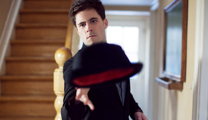 Homme lançant son chapeau