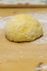 Fototapeta na wymiar Ciasto makaron jajeczny gotowy do użycia