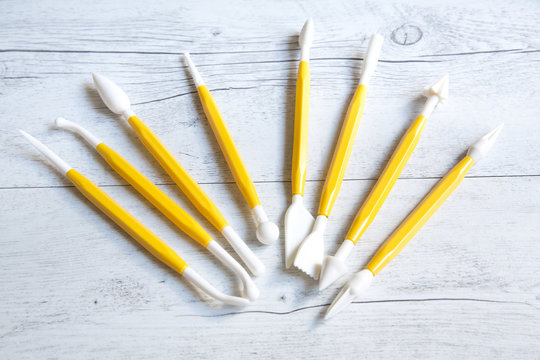 Tools for modeling sugar paste