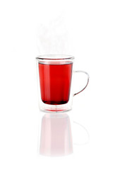 Roter Tee im Thermo-Glasbecher mit Dampf