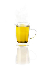 Gelber Tee im Thermo-Glasbecher mit Dampf