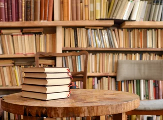  Boeken op een tafel in een leeszaal © Sinuswelle