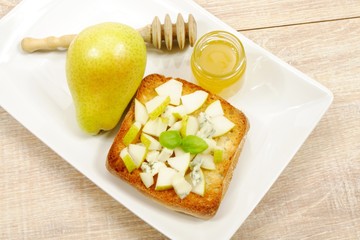 sweet bruchetta with pear and gorgonzola