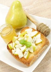 bruchetta with pear and gorgonzola