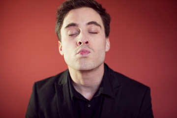 Homme offrant un bisou