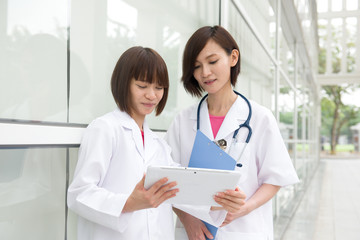 Fototapeta premium asian female doctors having a meeting