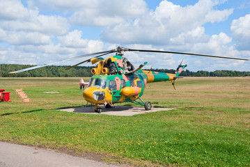 Fototapeta na wymiar Mil Mi-2 helikopter z otwartych nasad