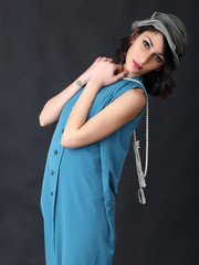 modella con cappello e collana