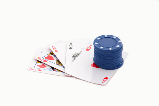 fichas e baralho de cartas para jogar Poker