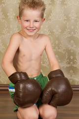 junge mit boxhandschuhen
