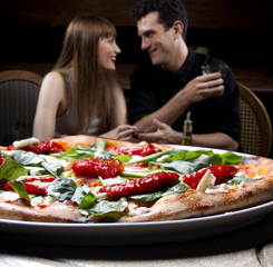 casal na pizzaria
