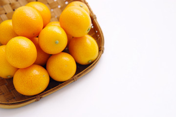 ザルに盛られた金柑