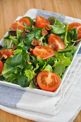 Salat mit Tomaten und Haselnüssen