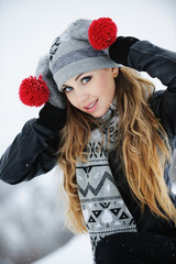 Piękna dziewczyna bawi się na śnieżnym zboczu góry - obrazy, fototapety, plakaty
