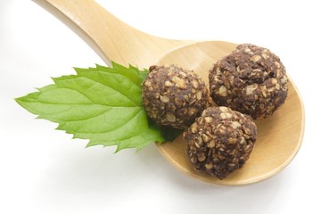 chocolate balls on wooden spoon © SpaPartners