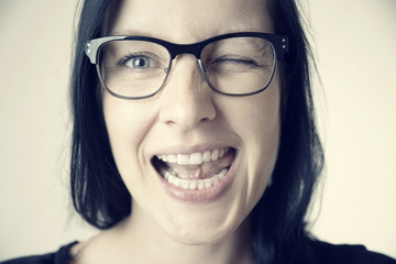 Zwinkernde Frau mit Brille