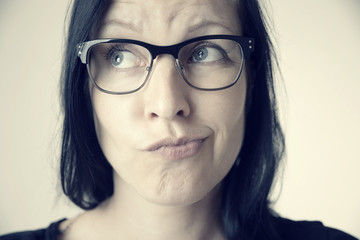 Fototapeta na wymiar Bezradna kobieta w okularach