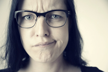Enttuschte Frau mit Brille