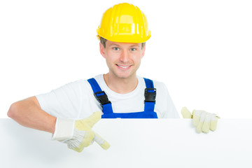 handwerker zeigt auf hinweisschild