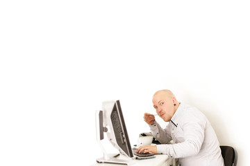 junger Mann am Arbeitsplatz