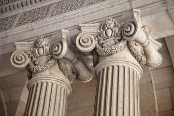 Säulen eines Gebäude - Paris