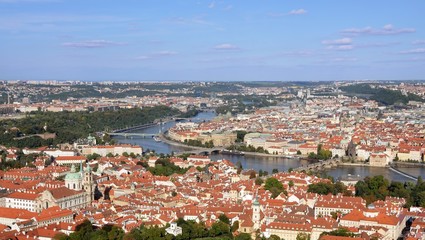 Fototapeta na wymiar Krajobraz strzał z starego centrum Pragi z Wełtawy.