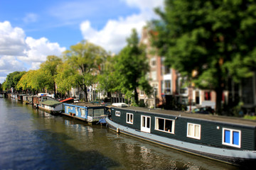 Hausboote in Amsterdamer Grachte - obrazy, fototapety, plakaty