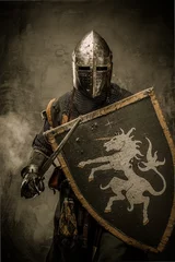 Foto auf Acrylglas Mittelalterlicher Ritter mit Schwert und Schild gegen Steinmauer © Nejron Photo