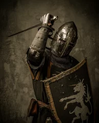 Photo sur Aluminium Chevaliers Chevalier médiéval avec épée et bouclier contre mur de pierre