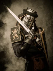 Foto op Plexiglas Ridders Middeleeuwse ridder met zwaard en schild tegen stenen muur