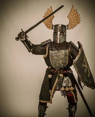 Foto auf Glas Mittelalterlicher Ritter mit Schwert und Schild © Nejron Photo