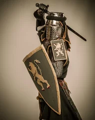 Photo sur Aluminium Chevaliers Chevalier médiéval avec épée et bouclier