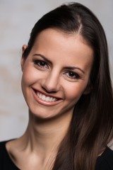 Naklejka premium Young brunette woman with beautiful smile